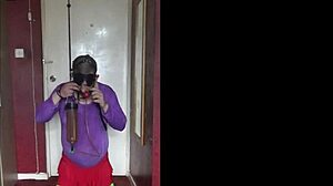 Amaterski kućni video pišanja sa sissy crossdresser-om koji voli da moli za još