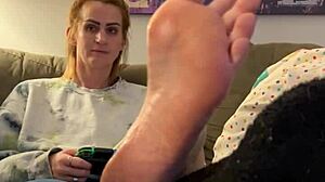 La sexy ragazza giocatrice riceve un massaggio ai piedi e viene adorata da una donna matura