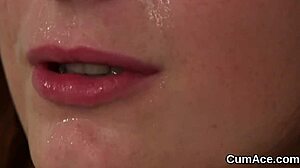 Бимбо красавицата поглъща спермата след твърд секс
