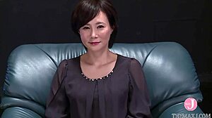 La casalinga amatoriale geme forte durante il sesso anale con Luna Akasaka