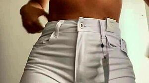 Isteri Latina yang sensual memamerkan lengkungannya dalam seluar jeans di pusat membeli-belah