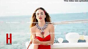 Belindas Schönheit im Badeanzug auf der Titelseite von H Magazine