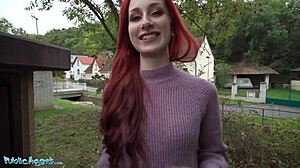 영국 빨강머리가 야외에서 티트팩을 한 후 공공장소에서 크림파이 받고 있습니다!