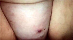 Amatör tonårs trånga vagina blir tillfredsställd på kamera