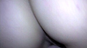 Vídeo POV de uma garota com a vagina apertada sendo esticada por um grande pau