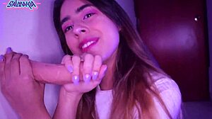 Adolescente latina amateur se masturba y disfruta de una garganta profunda con un juguete grande