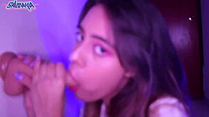 Adolescente latina amadora se masturba e desfruta de garganta profunda com um grande brinquedo