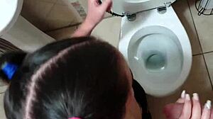 Teenager-Schlampe wird von einem Meister auf der Toilette befriedigt