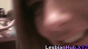 Lesbianas adolescentes exploram seu fetiche por lamber e se masturbar