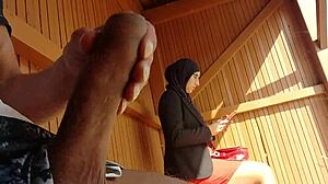 Moslimvrouw krijgt een verrassing als ze betrapt wordt op masturberen in het openbaar