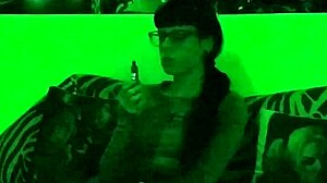 A adolescente europeia Beth é kinky fumando e vapingando em vídeo HD