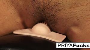 Големите гърди на индийската милфа Прия Рай изпитват огромен оргазъм на камера