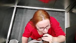 Amatør rødhåret MILF giver en blowjob i elevatoren