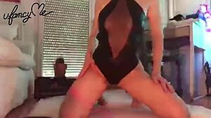 Sensual e sexy: Ava Curcelles em performance de webcam