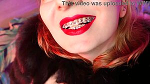 Les lèvres rouges et les mains poilues dans une vidéo de massage ASMR sensuelle
