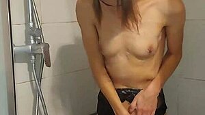 Gadis remaja mungil menanggalkan pakaiannya dan mengalami beberapa orgasme di kamar mandi
