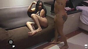 Καραϊβικές κοπέλες απολαμβάνουν οργασμούς στο δωμάτιο ξενοδοχείου με δονητές