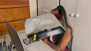 Eine amateur-latinische Milf in Uniform wird von einem Computer-Typen gefickt