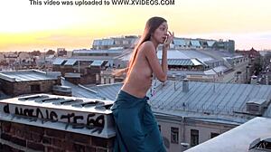 감각적인 러시아 소녀 Sofy B가 공공장소에서 아름다운 몸을 보여준다