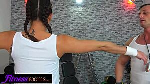 En europæisk fitness-træner giver en sensuel massage, før hun går ned og bliver beskidt