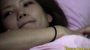 일본의 십대 소녀가 자신을 손가락질해서 오르가즘에 도달하는 HD 비디오