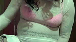Vídeo caseiro amador de um sissy travesti sendo fodido no cu com um brinquedo de silicone