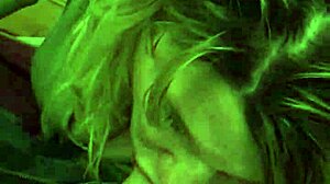 Amatérska blond milfka Stockton dáva orálny sex v hotelovej izbe a dostane na tvár