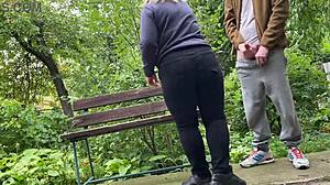 Wanita gemuk cantik amatir mendapat handjob dan pancut di atas pantat besarnya di tempat awam