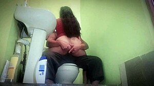 Facial cumshot en blowjob actie in de badkamer