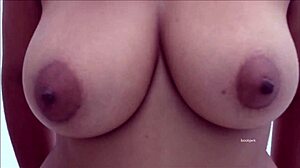 Сексуалната латинска красавица Джесена показва своите треперещи гърди