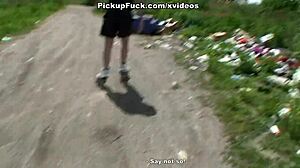 Gadis Amatur di atas skuter roller memberikan blowjob di tempat awam