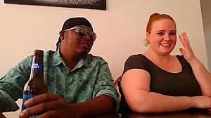Threesome Interracial dengan Julie Ginger dalam video porno HD