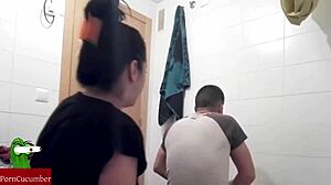 Seks gay kasar di kamar mandi: Pertemuan yang panas dan lengket