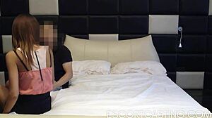 Casting de una adolescente delgada para una entrevista en una habitación de hotel
