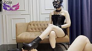 פמדום אסייתית יושבת על הפנים ומפנקת את הכדורים בסרטון BDSM
