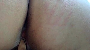 Une MILF amateur prend son pied après avoir touché son gros cul