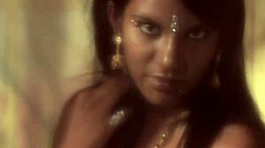 Laukeaminen ison kyrvän päälle HD-laadulla - Intialaiset tytöt strippaavat ja tanssivat