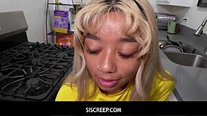 Sisscreep - Adolescente negra tiene su coño estirado al límite