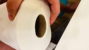 Maszturbálás papírzsebkendővel a fürdőszobában