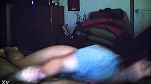 Nadržaná manželka dostáva zblízka orálny sex na skrytej kamere