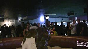 Heta tjejer i underkläder rider tjurar på lokal bar