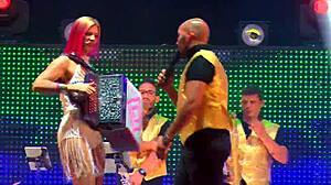 La cantante brasiliana Tugas esibizione sotto la gonna