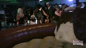 Heta tjejer i underkläder rider tjurar på lokal bar