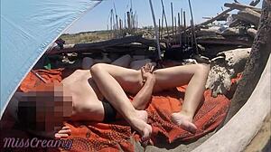Γυμνό σεξ σε δημόσια παραλία: Κίνδυνος ξένου και διασκέδαση με squirt