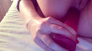 Sophias enger Arsch wird in diesem Amateur-Video von einem großen Butt-Plug gedehnt