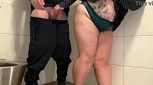 Behaarte MILF masturbiert auf öffentlicher Toilette