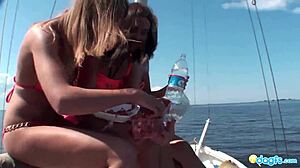 Anastasiya übernimmt das Ruder einer Yacht, die mit russischen Lesben gefüllt ist