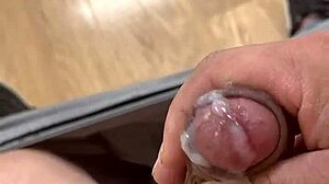 Мексиканский мужчина весь день мастурбирует и получает сперму на лицо