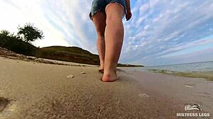 让我引导你在海滩上享受我的赤脚冒险