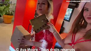 Dve blond francoski dekleti se divje zabavata s tujci v divji skupinski seks orgiji